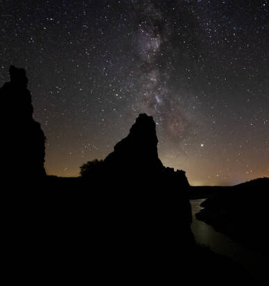 pareja_4 Cielo estrellado sobre el paisaje nocturno de Monfragüe con la Vía Láctea visible.