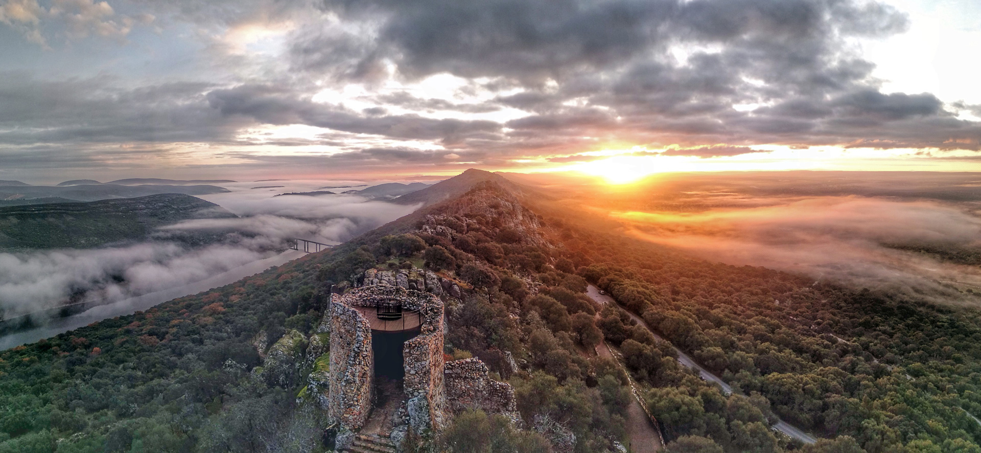 Castillo de Monfragüe y panorámica del entorno del Parque Nacional.