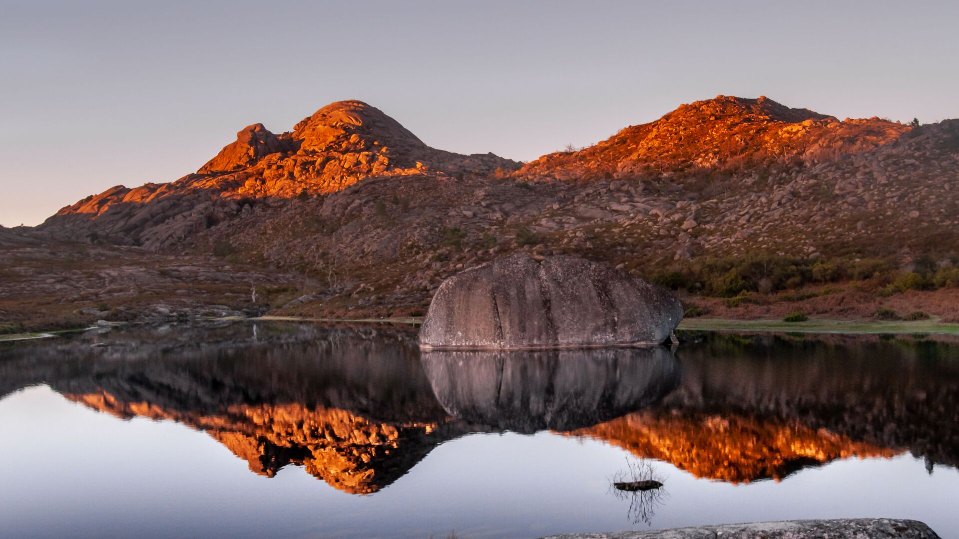 Monfrague_1 Formaciones graníticas reflejadas en una laguna al atardecer.