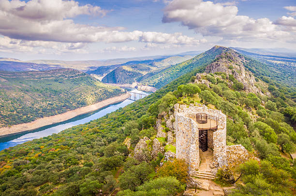 Ruinas del castillo de Monfragüe con vistas al río y las montañas.