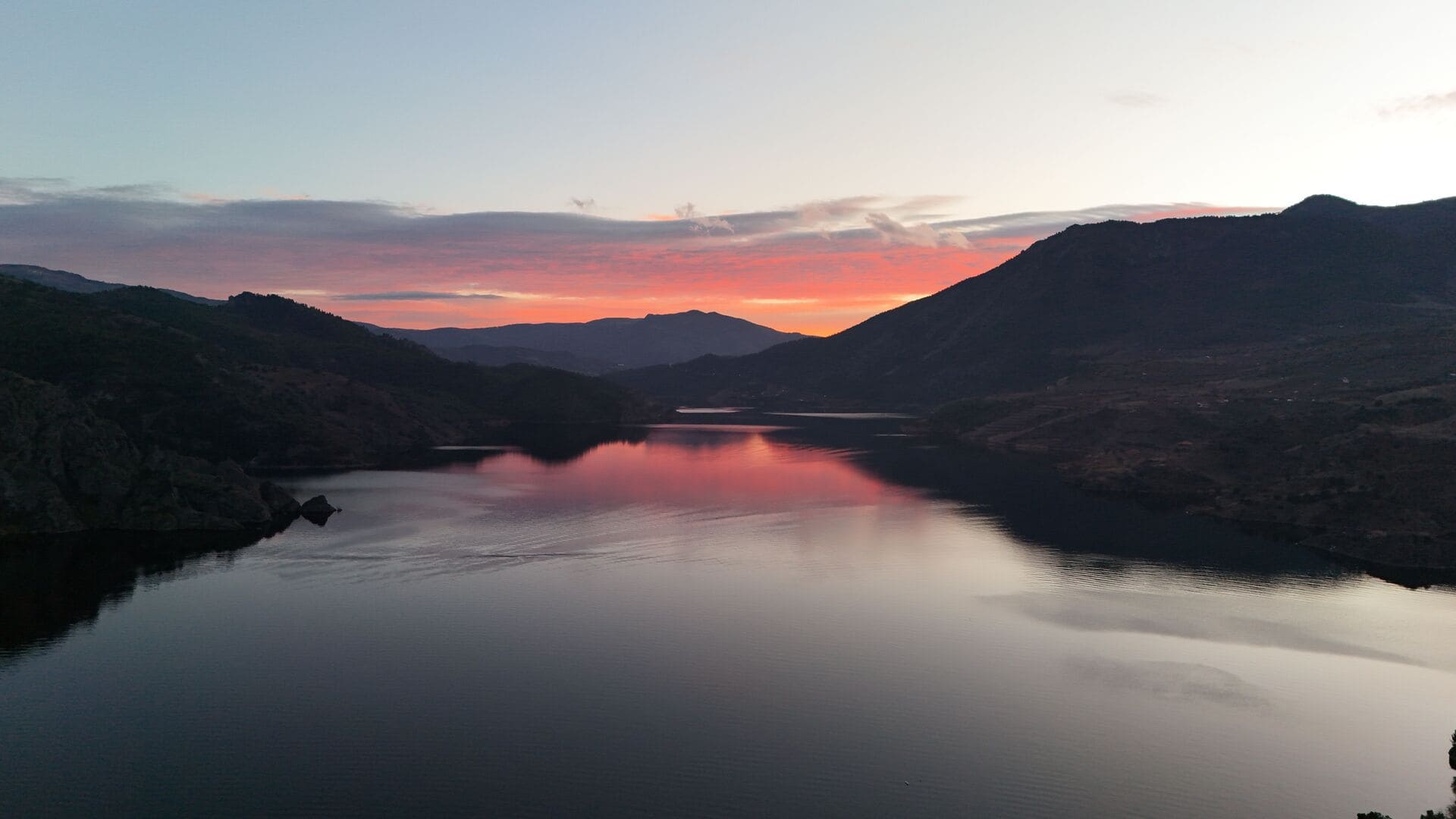 Monfrague_14 Embalse entre montañas al atardecer en Monfragüe.