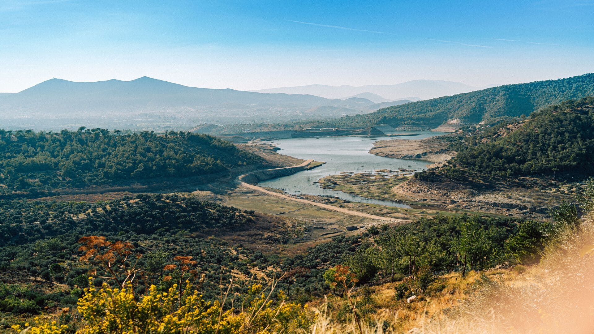 Monfrague_16 Paisaje de montaña y embalse rodeado de vegetación en Monfragüe.