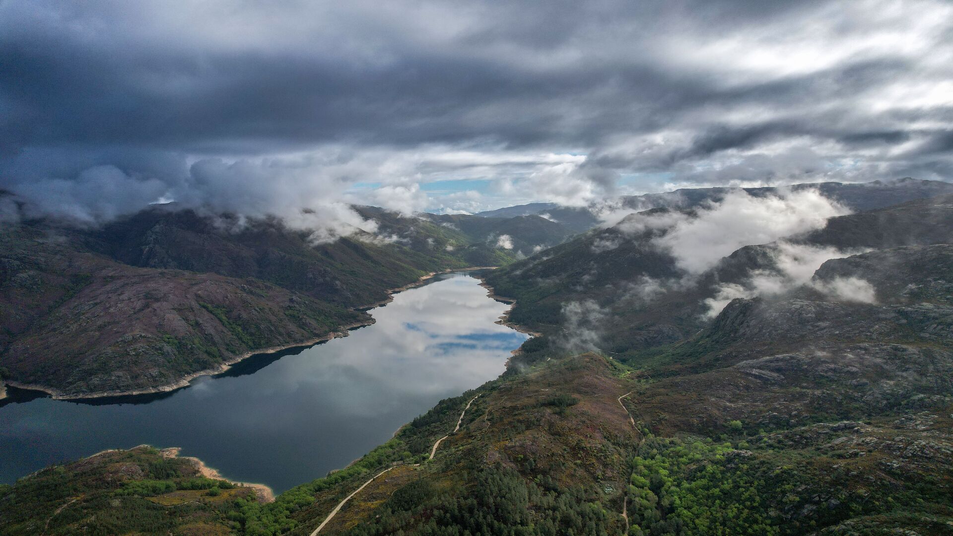 Monfrague_4 Embalse entre montañas cubiertas de nubes y niebla en Monfragüe.