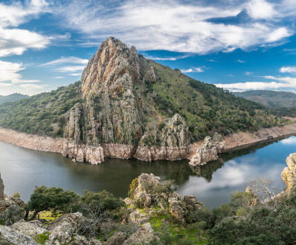 Monfrague_8 Paisaje rocoso y río en el Parque Nacional de Monfragüe.