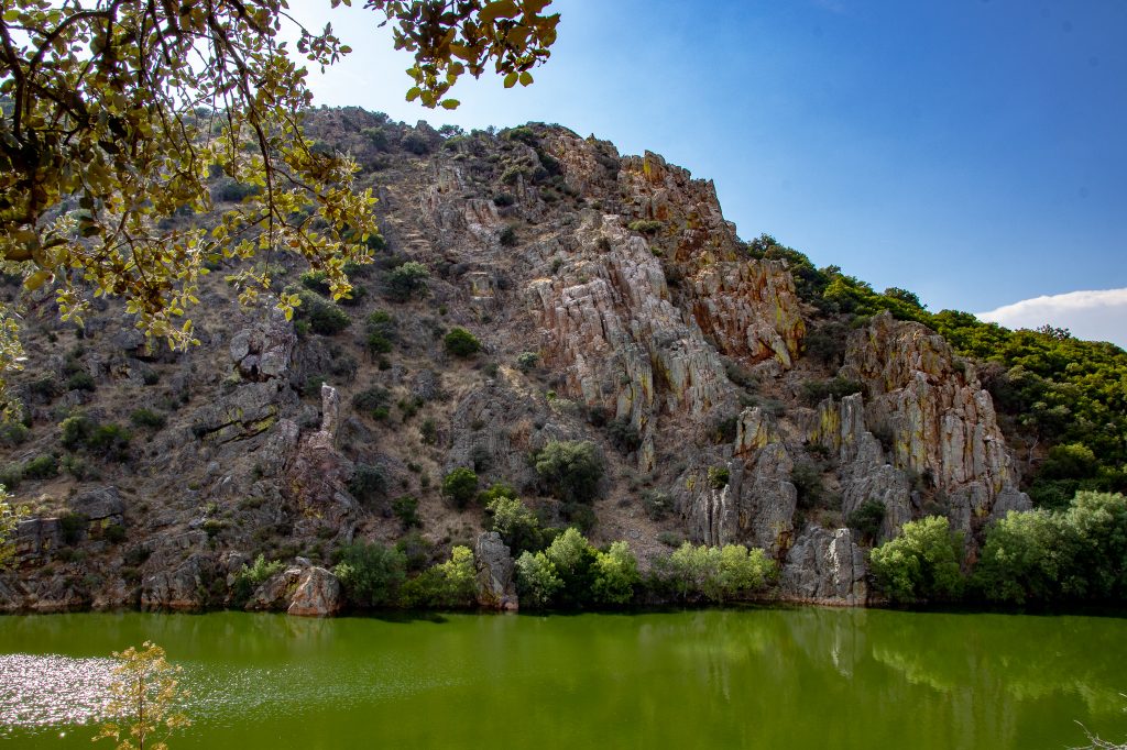 Portilla del Tiétar con sus formaciones rocosas junto al río en Monfragüe.