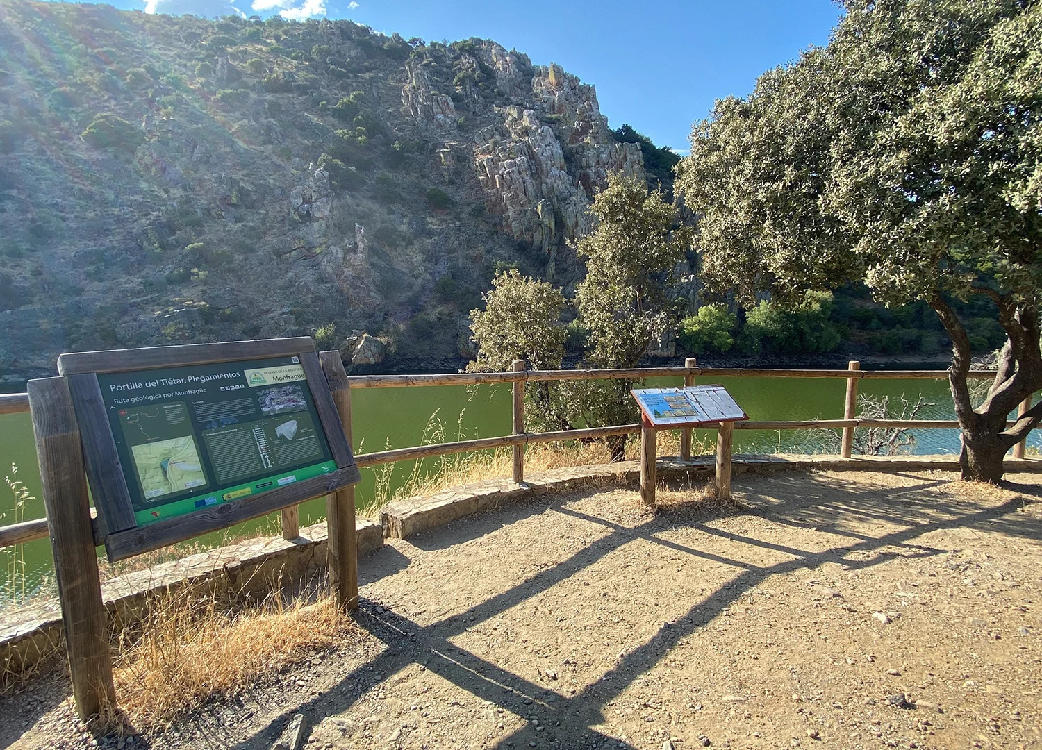 Mirador de la Portilla del Tiétar con paneles informativos frente a los cortados rocosos.