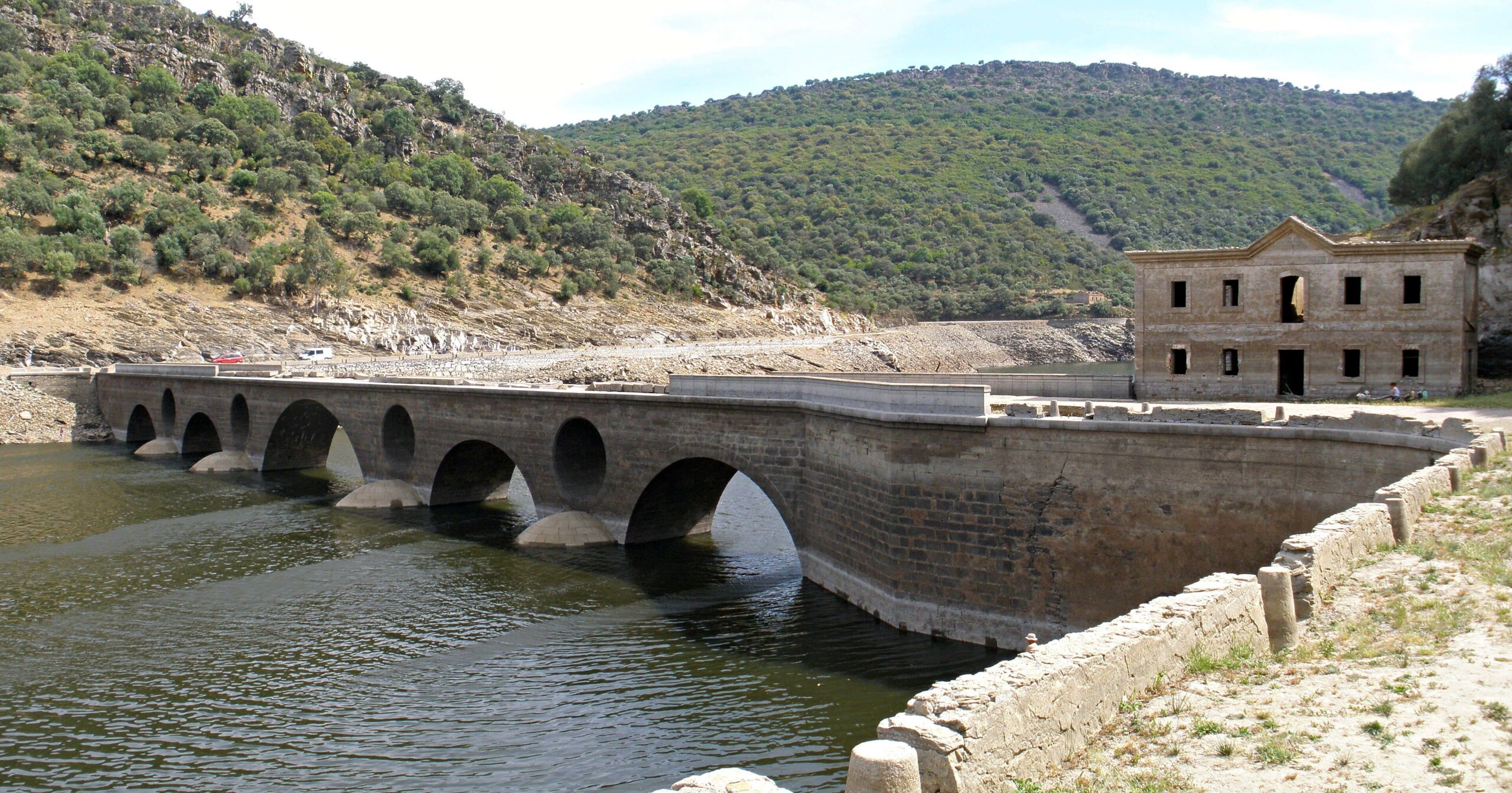 Puente_del_Cardenal_1 Puente del Cardenal sobre el río Tajo en Monfragüe, rodeado de paisaje mediterráneo.