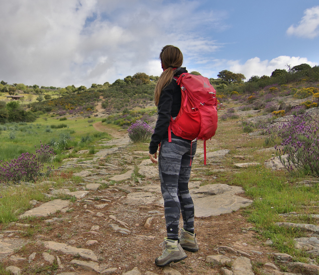 Ruta_Roja_1_Cortada Senderista recorriendo un camino de la Ruta Roja en Monfragüe.