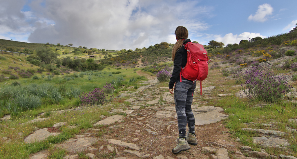 Senderista recorriendo un camino de la Ruta Roja en Monfragüe.