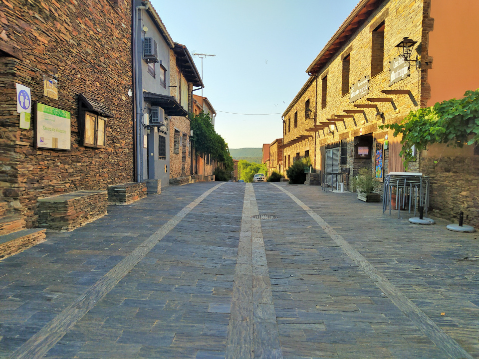 Calle tradicional de Villarreal de San Carlos en Monfragüe